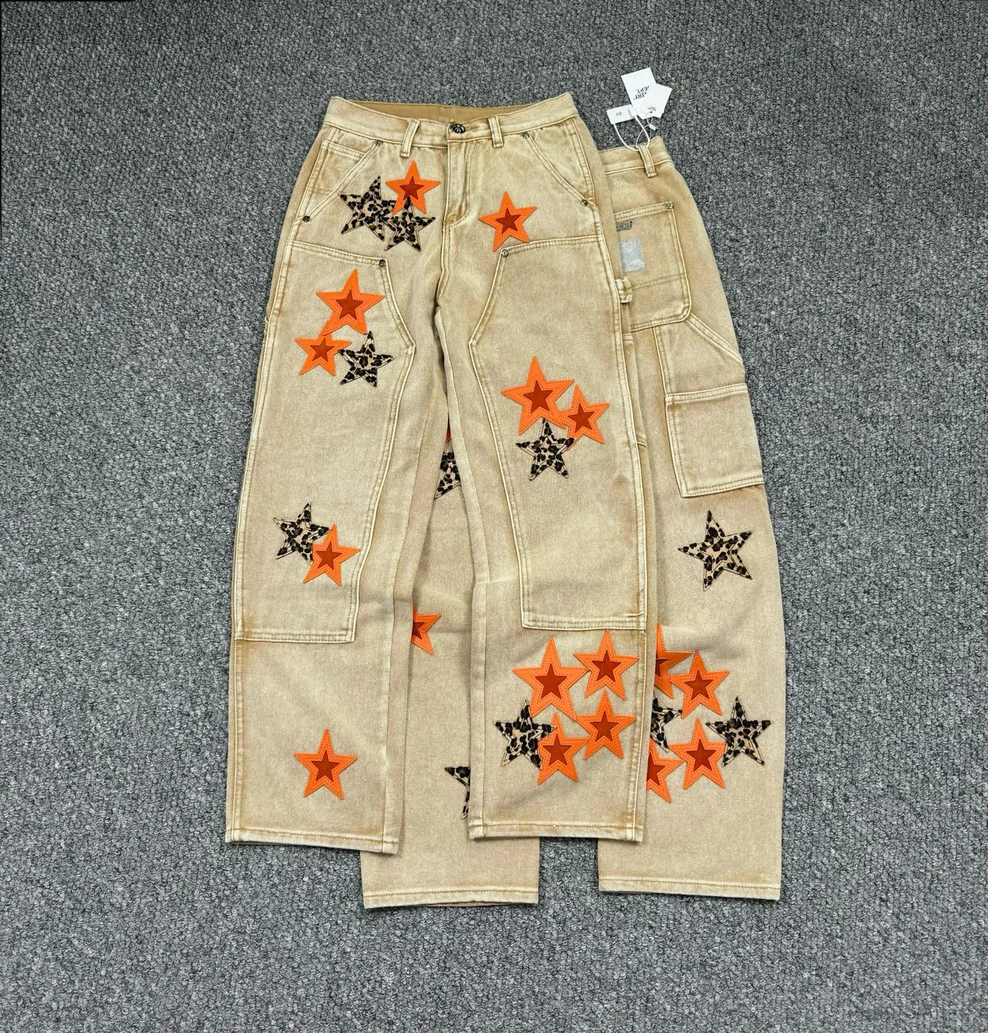 p310 Style number: H886 Crow Heart & 𝐂𝐡𝐫𝐨𝐦𝐞 𝐇𝐞𝐚𝐫𝐭 ss25 new Fontainebleau limited workwear logging pants leopard print orange star patchwork couple style loose jeans. Styles with different washed textures are very friendly to people with thin legs. The slightly flared version perfectly modifies the leg shape. The timeless and moderate length makes it easy to match and match. It is the basis for various styles and is a must-have in your wardrobe! The fabric is stiff but also makes the upper body soft without losing texture. The washing process is even more perfect. It is a must-have item for everyone! ! ! Washed wheat, tag, pants label, three labels complete Color: Khaki Size: 28-30-32-34-36